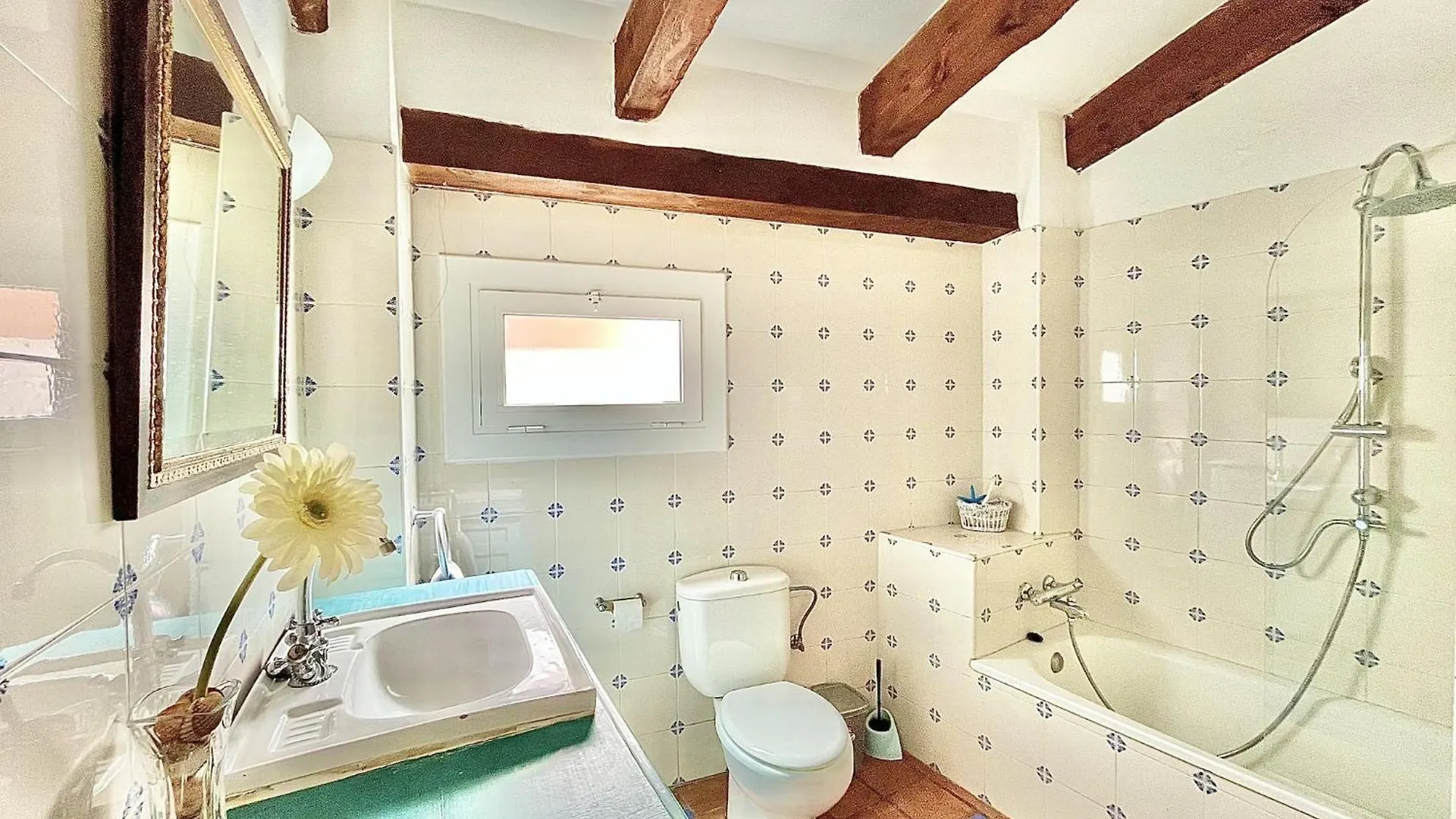 Spacious Apartment Near Roses Beach