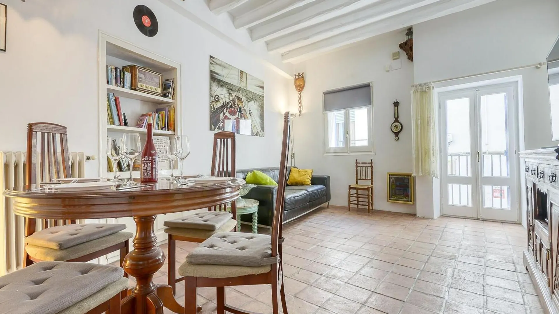 Spacious Apartment Near Roses Beach