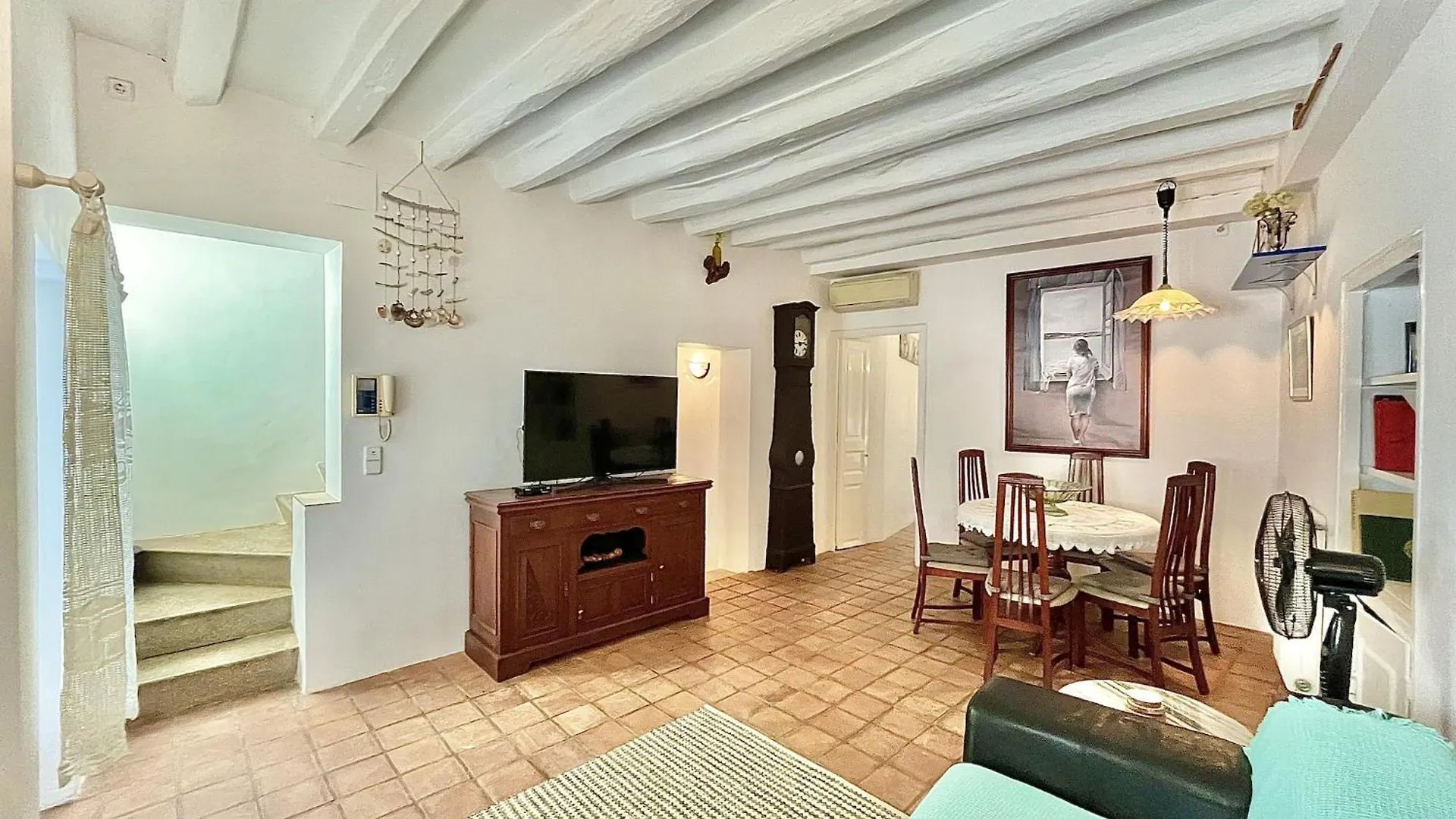Spacious Apartment Near Roses Beach