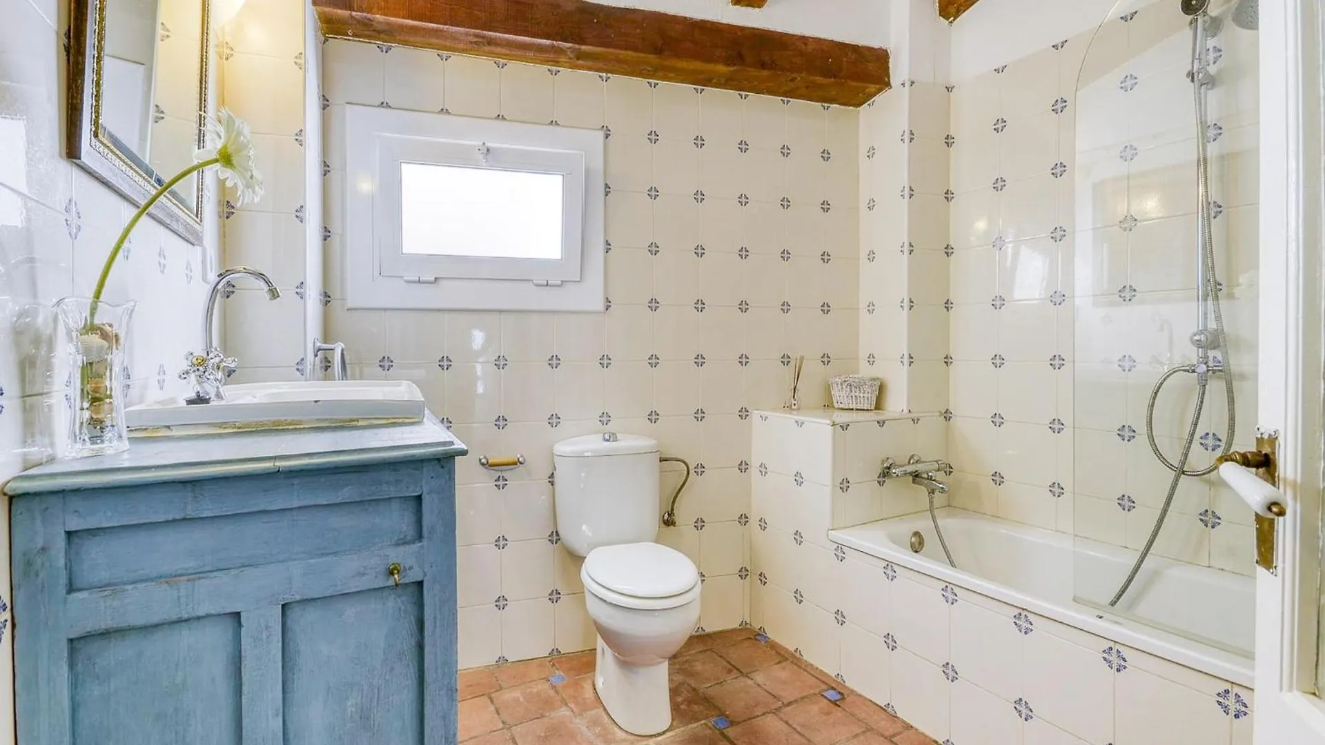 Spacious Apartment Near Roses Beach