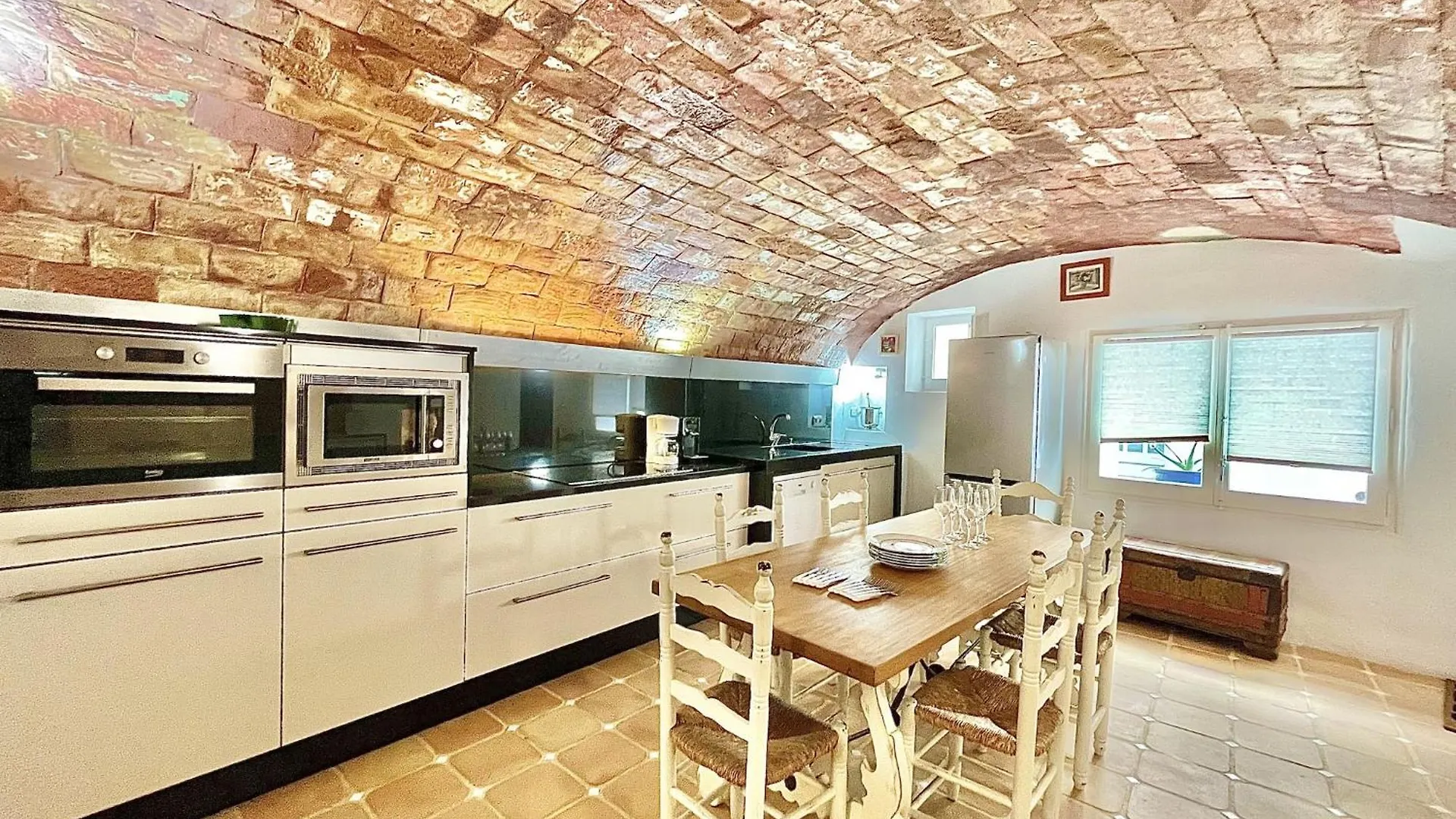 Spacious Apartment Near Roses Beach