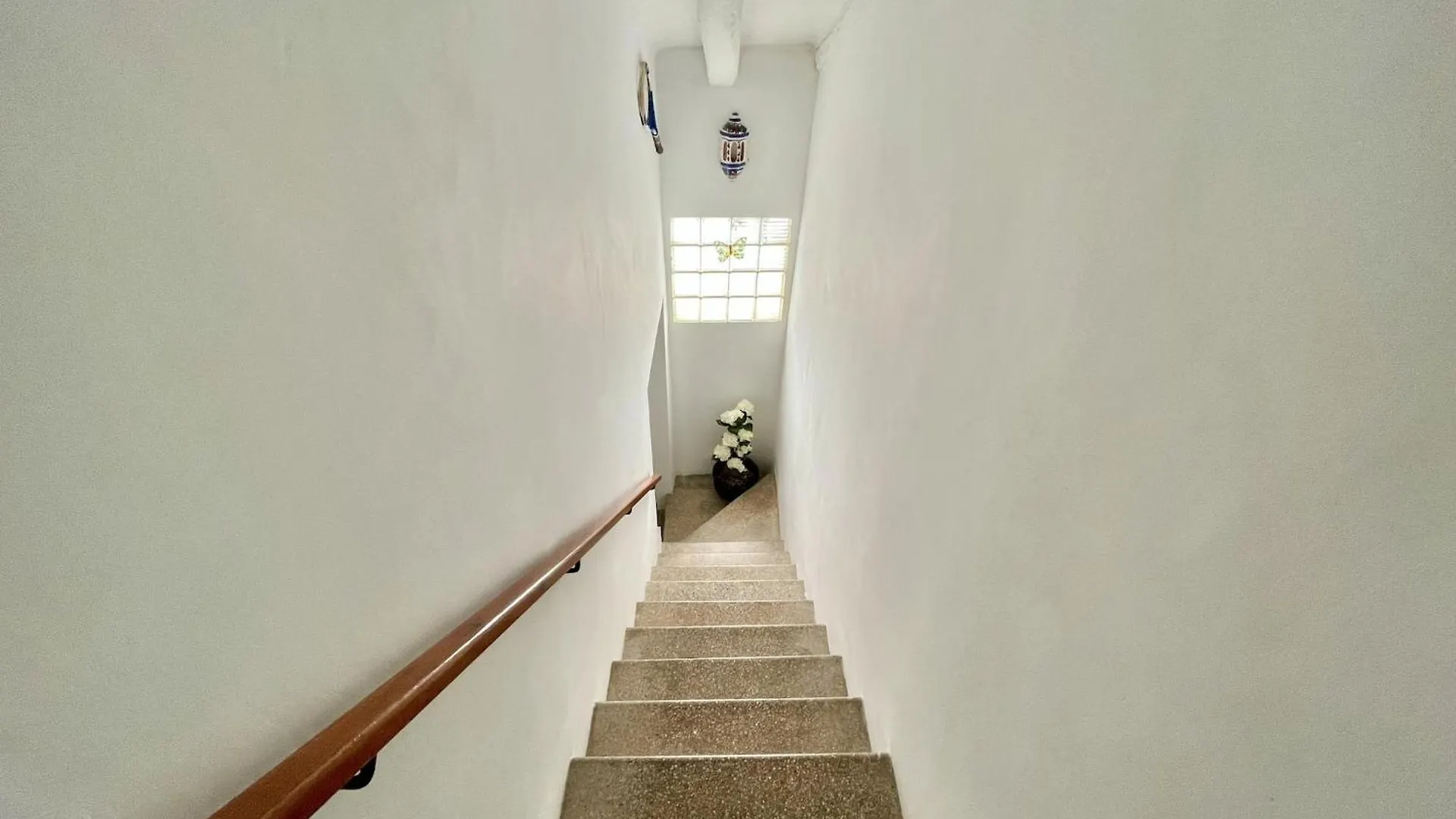 Spacious Apartment Near Roses Beach