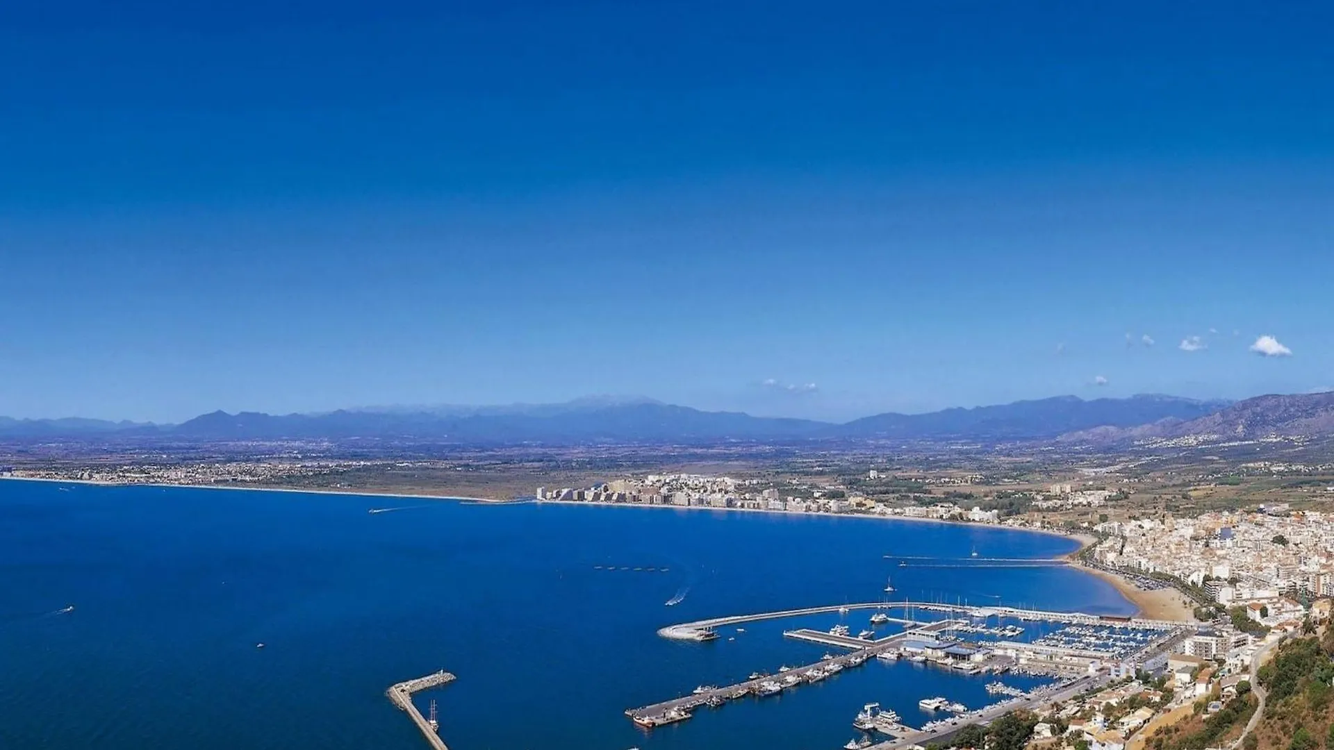 Spacious Apartment Near Roses Beach