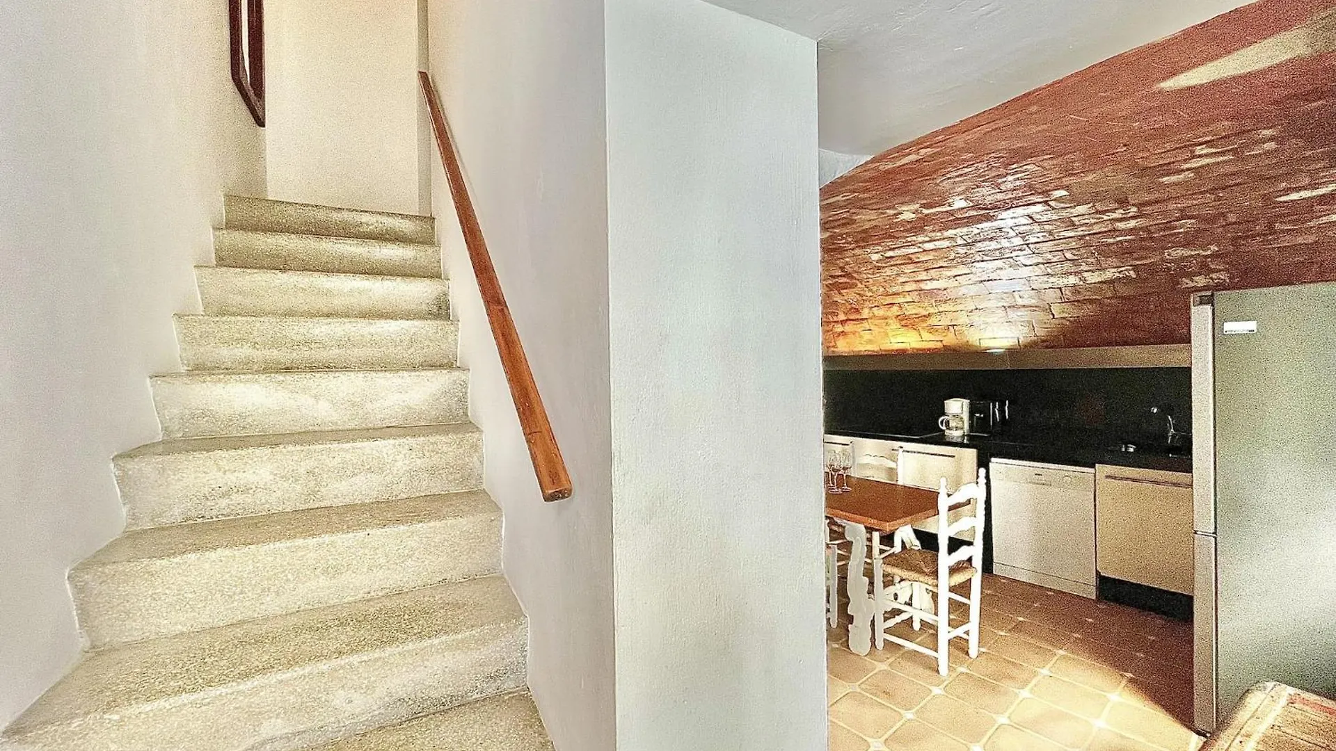 Spacious Apartment Near Roses Beach