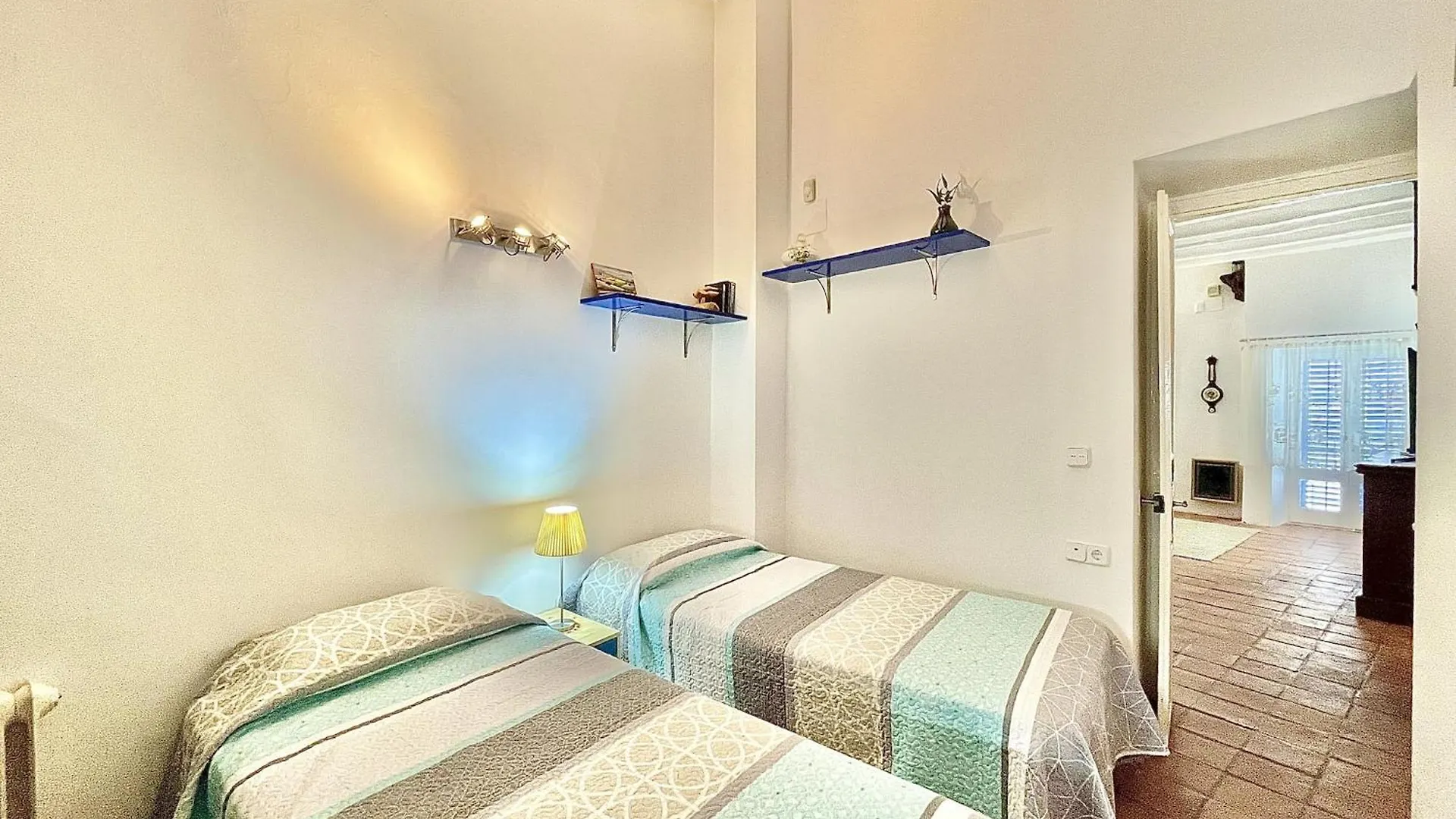 Spacious Apartment Near Roses Beach