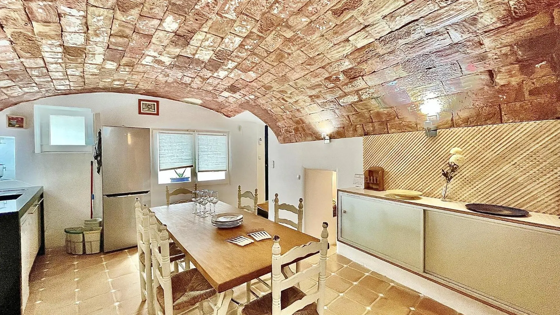 Spacious Apartment Near Roses Beach